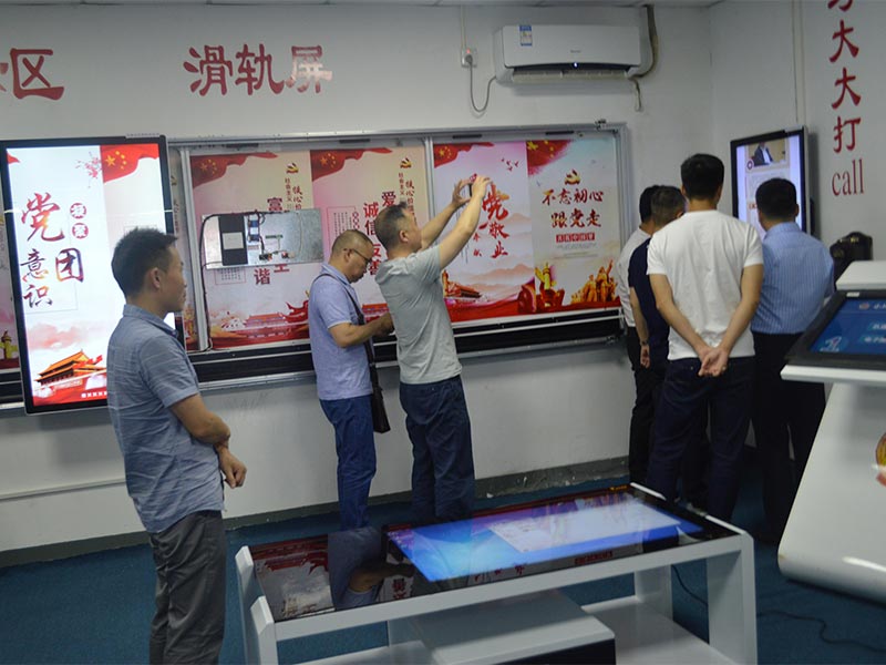 贵州公安局考察团队参观滑轨屏、习大大打call广告机