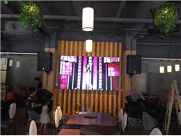 东安盛55寸拼接大屏应用于餐饮连锁店 打造时尚品牌价值观